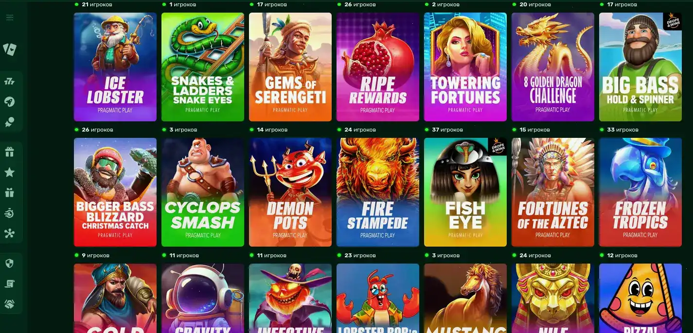 человек играет в live казино за столом с крупье в сияющем зале